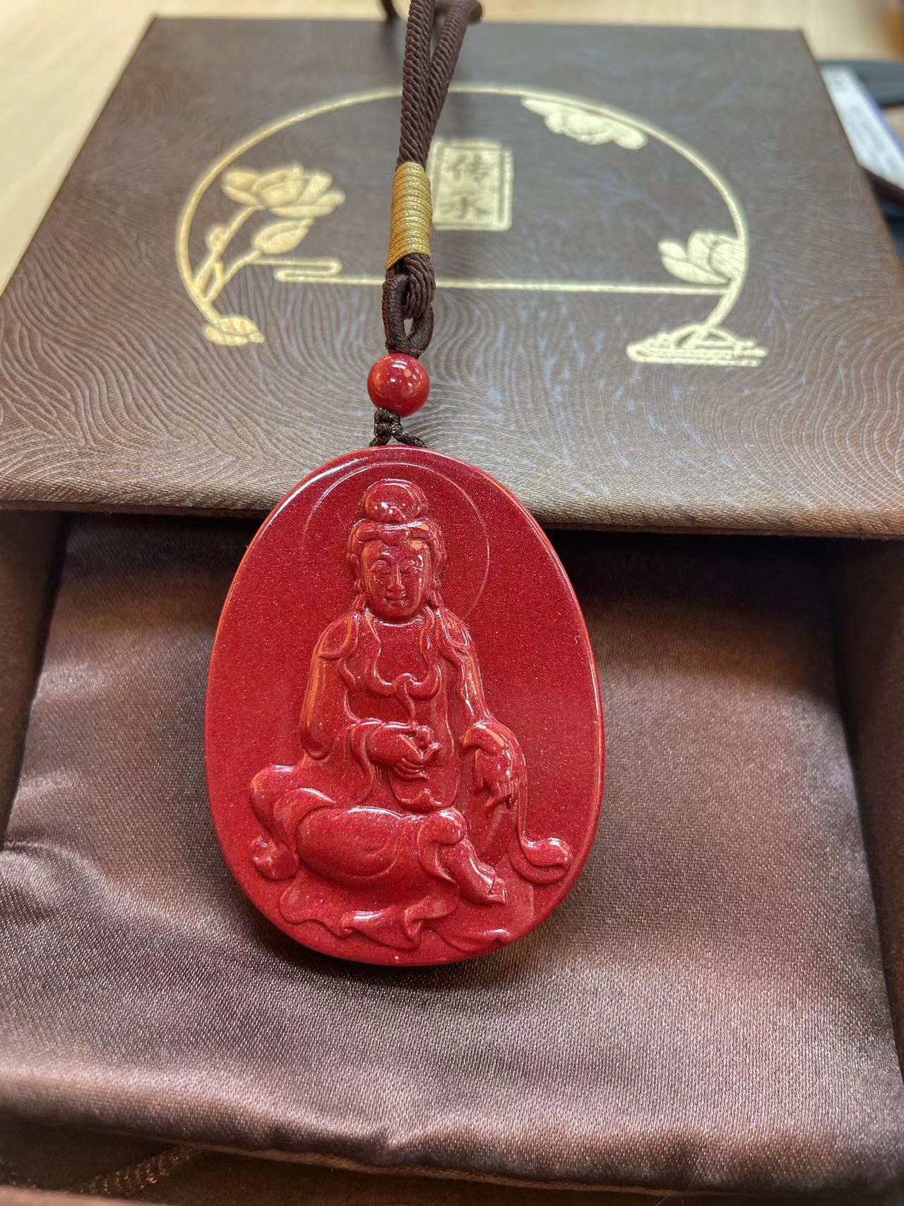 含辰砂工艺品朱砂晶体吊坠本命佛红透光生肖挂件本命年项链观音男