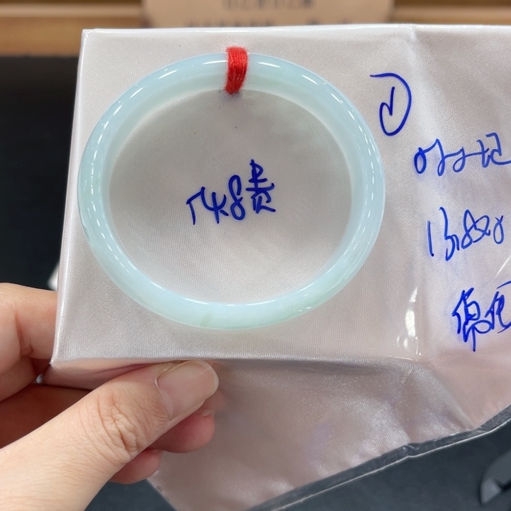 翡翠手镯未镶嵌翡翠