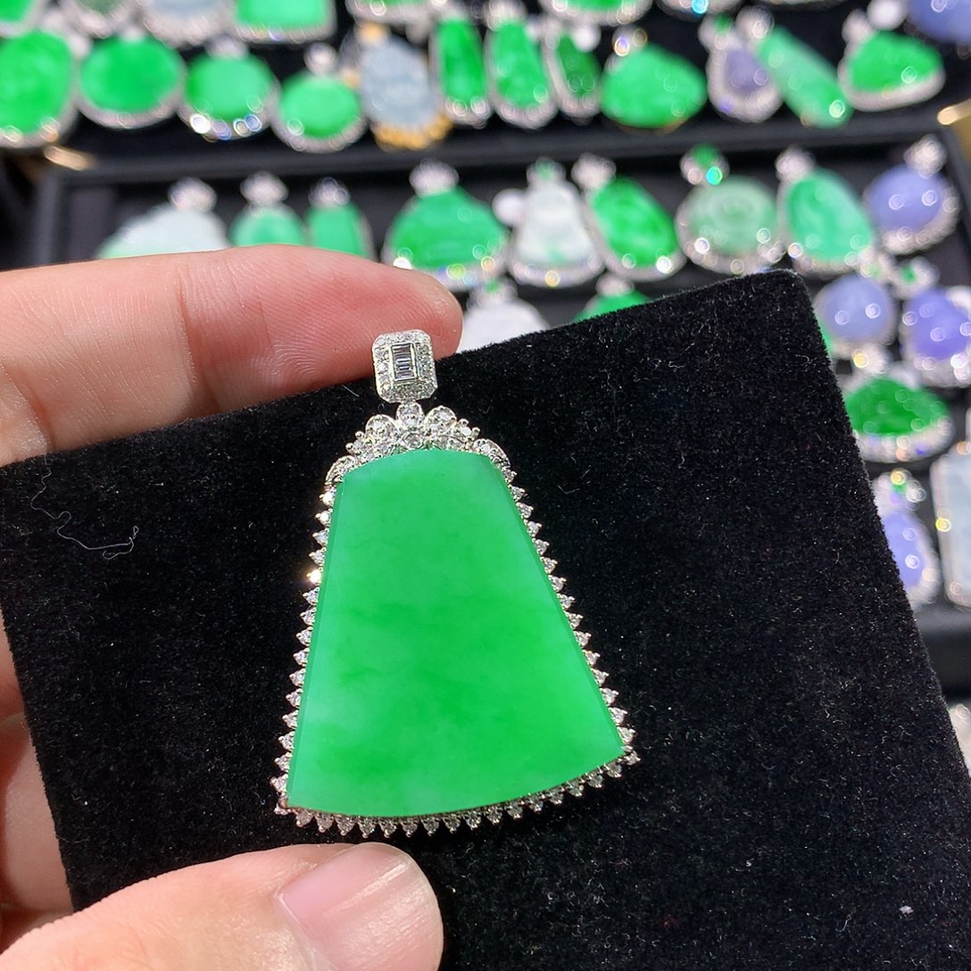 翡翠18K金镶嵌颈饰