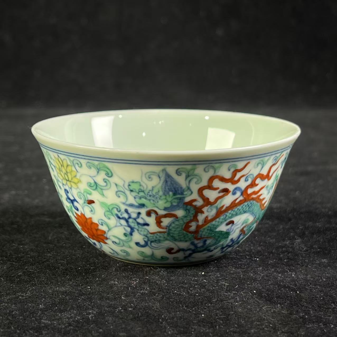 Y斗彩龙穿莲纹卧足杯