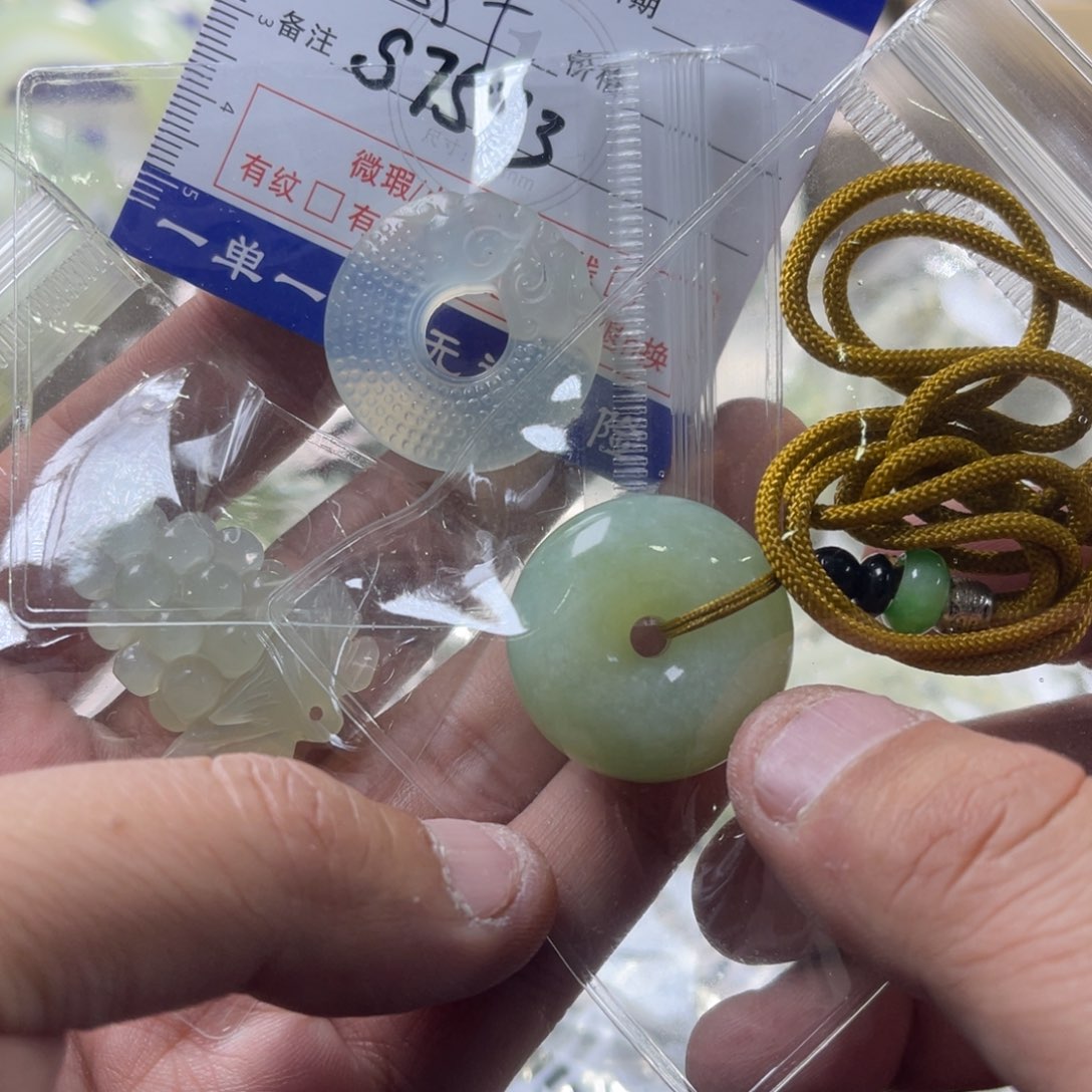 蛇纹石玉颈饰未镶嵌