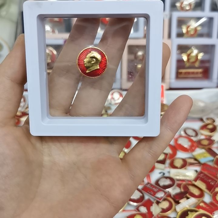 其他普通金属?红色收藏纪念章1枚