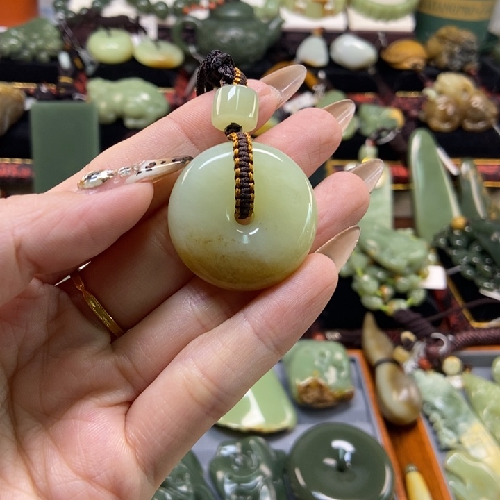 颈饰未镶嵌岫岩老玉（透闪石质玉）大*人