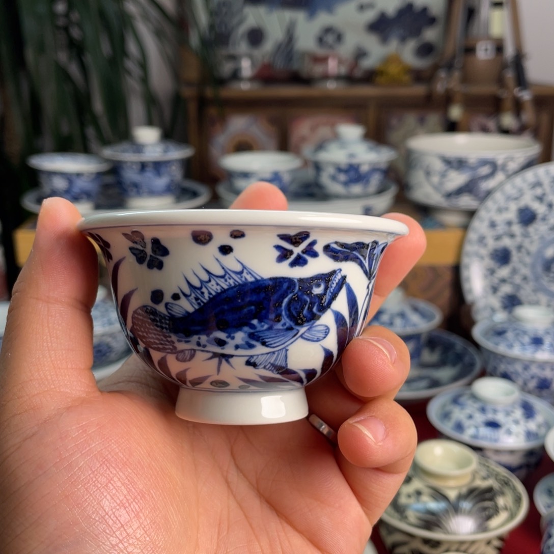 元青花鱼藻纹杯子微瑕