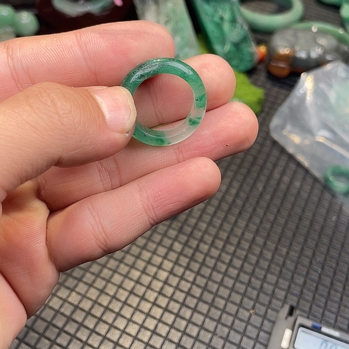 郭***佑石英质玉（非洲翠）未镶嵌颈饰