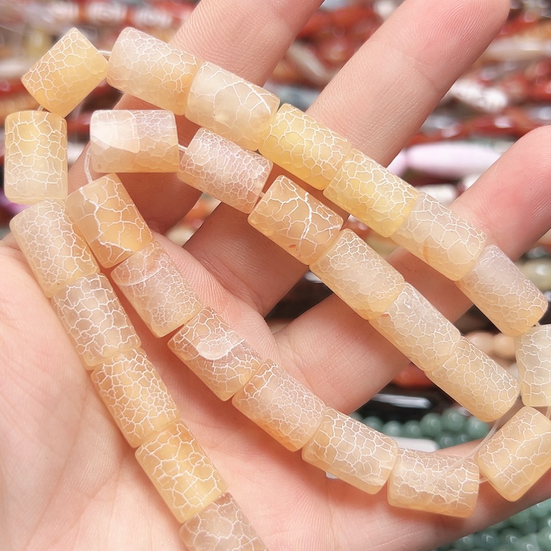 玛瑙/玉髓未镶嵌珠宝半成品K661. 8-12mm. 龙纹玛瑙一条