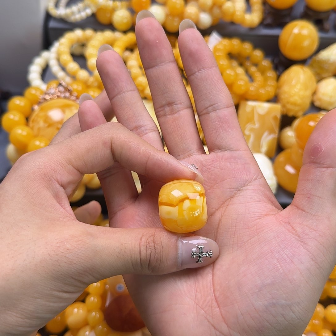 未镶嵌琥珀珠宝奇石墩子