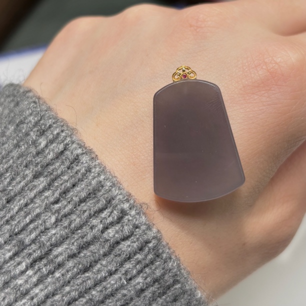 【紫韵】18k金镶天然和田玉烟紫梯形无事牌时尚百搭111