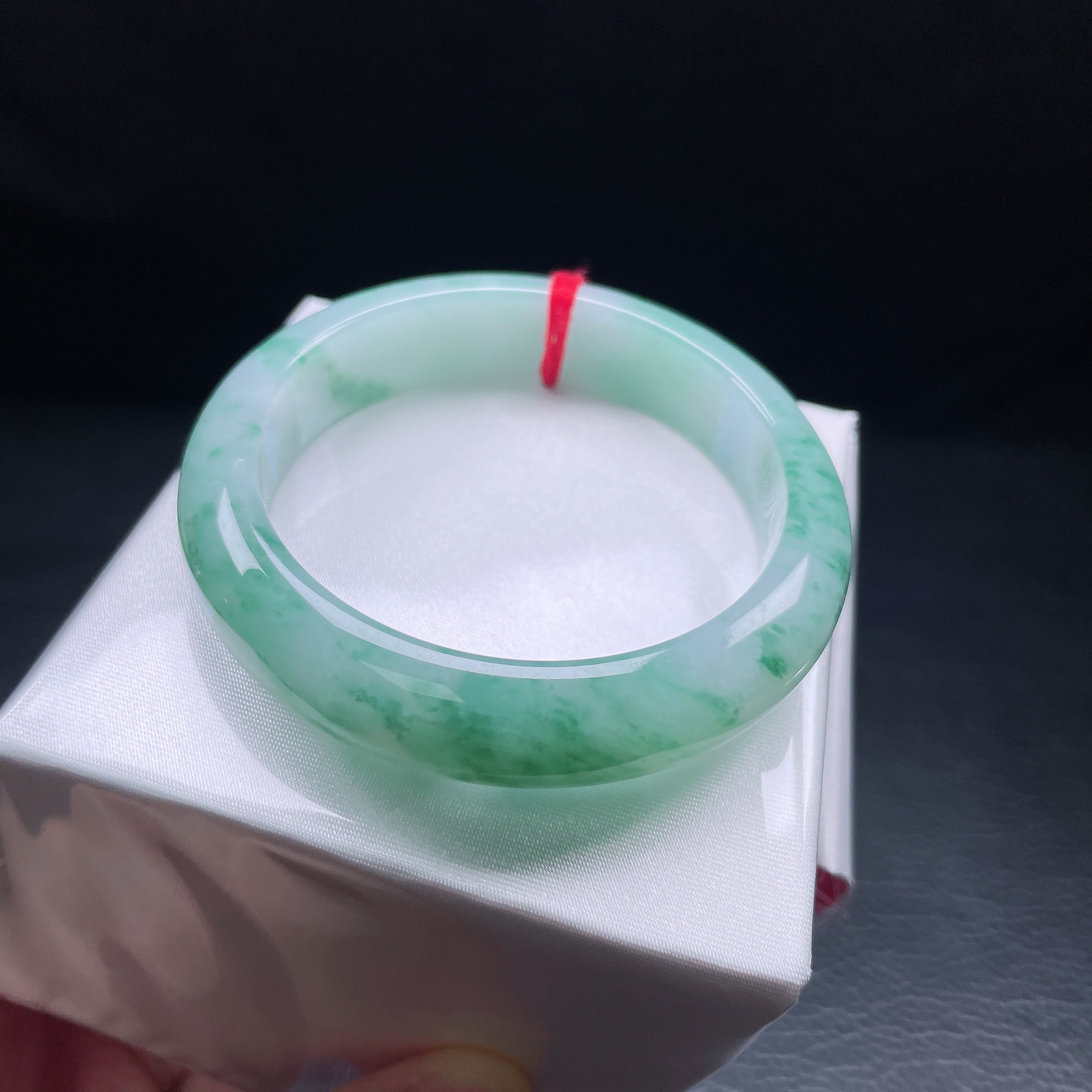 54圈糯化飘绿花宽边手镯 细纹