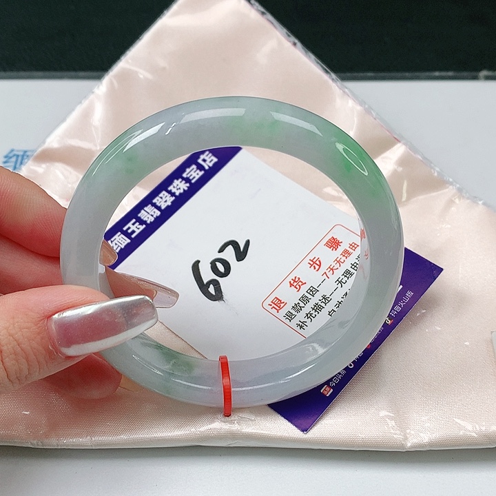 翡翠手镯未镶嵌翡翠手镯