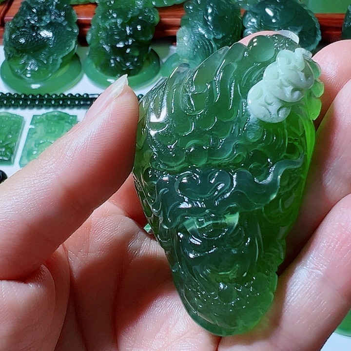 ****浩蛇纹石玉未镶嵌颈饰