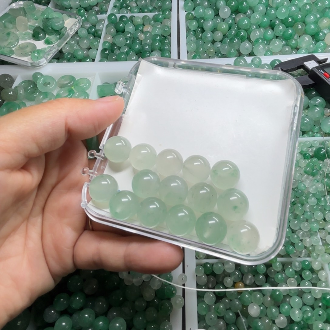 曾***C石英质玉（非洲翠）未镶嵌卡12散珠3颗