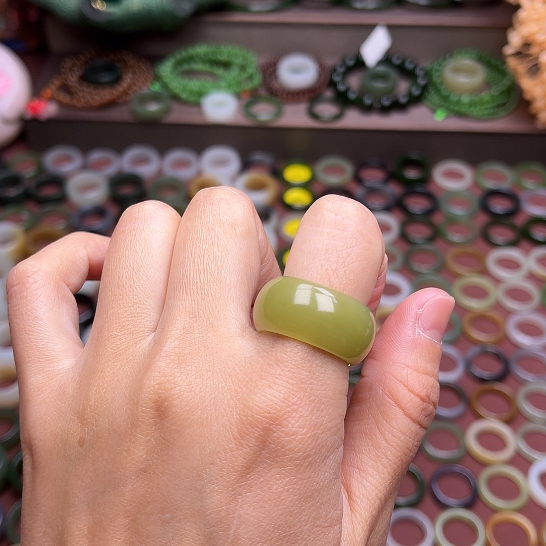 和田玉戒指未镶嵌18.5牛油果