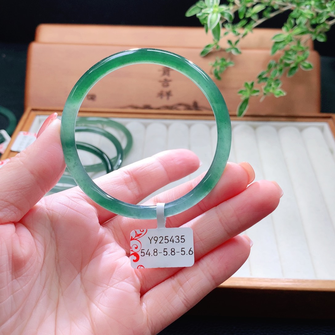 未镶嵌手镯（圆镯）翡翠