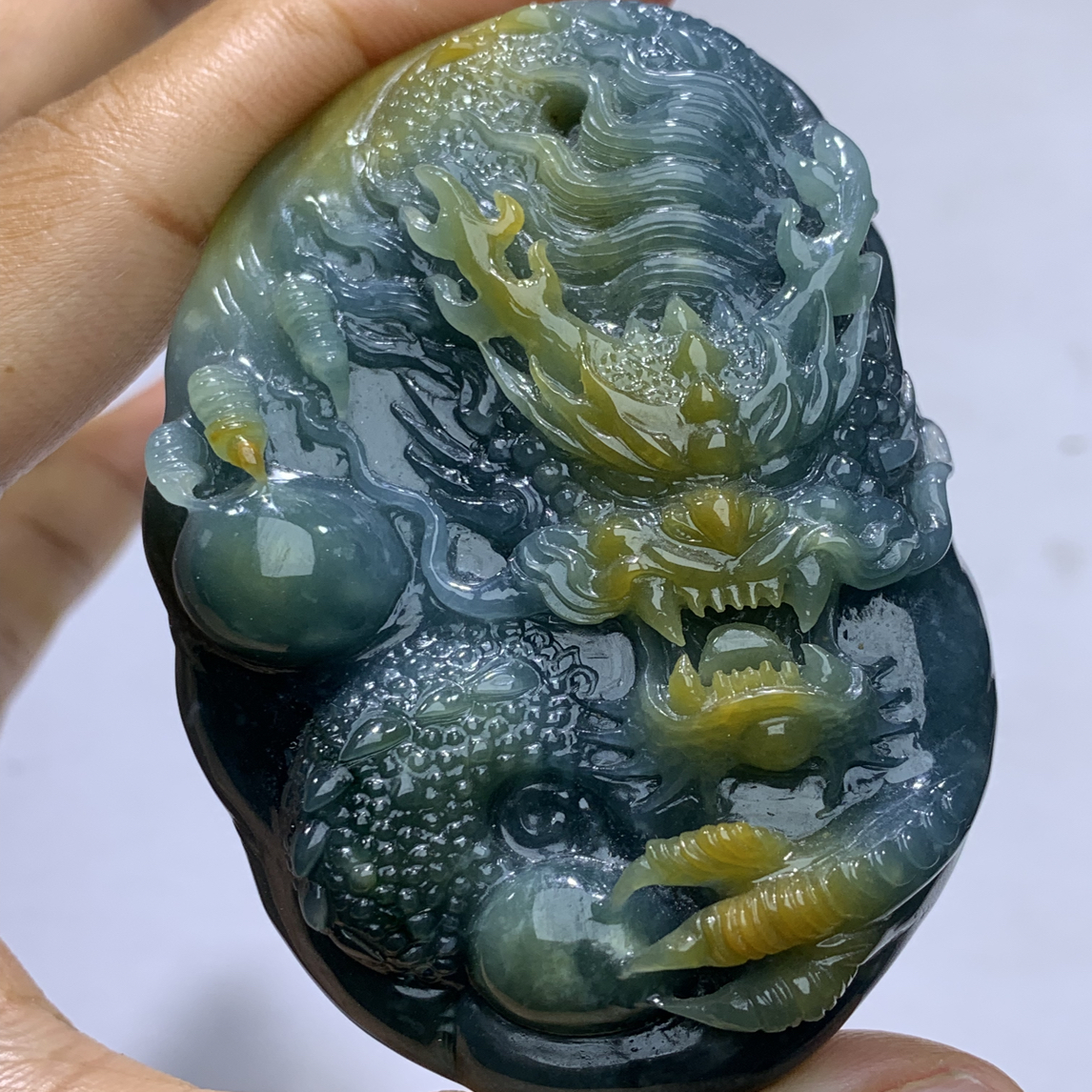 天然翡翠Ａ货双彩纯手工巧雕俏色龙牌