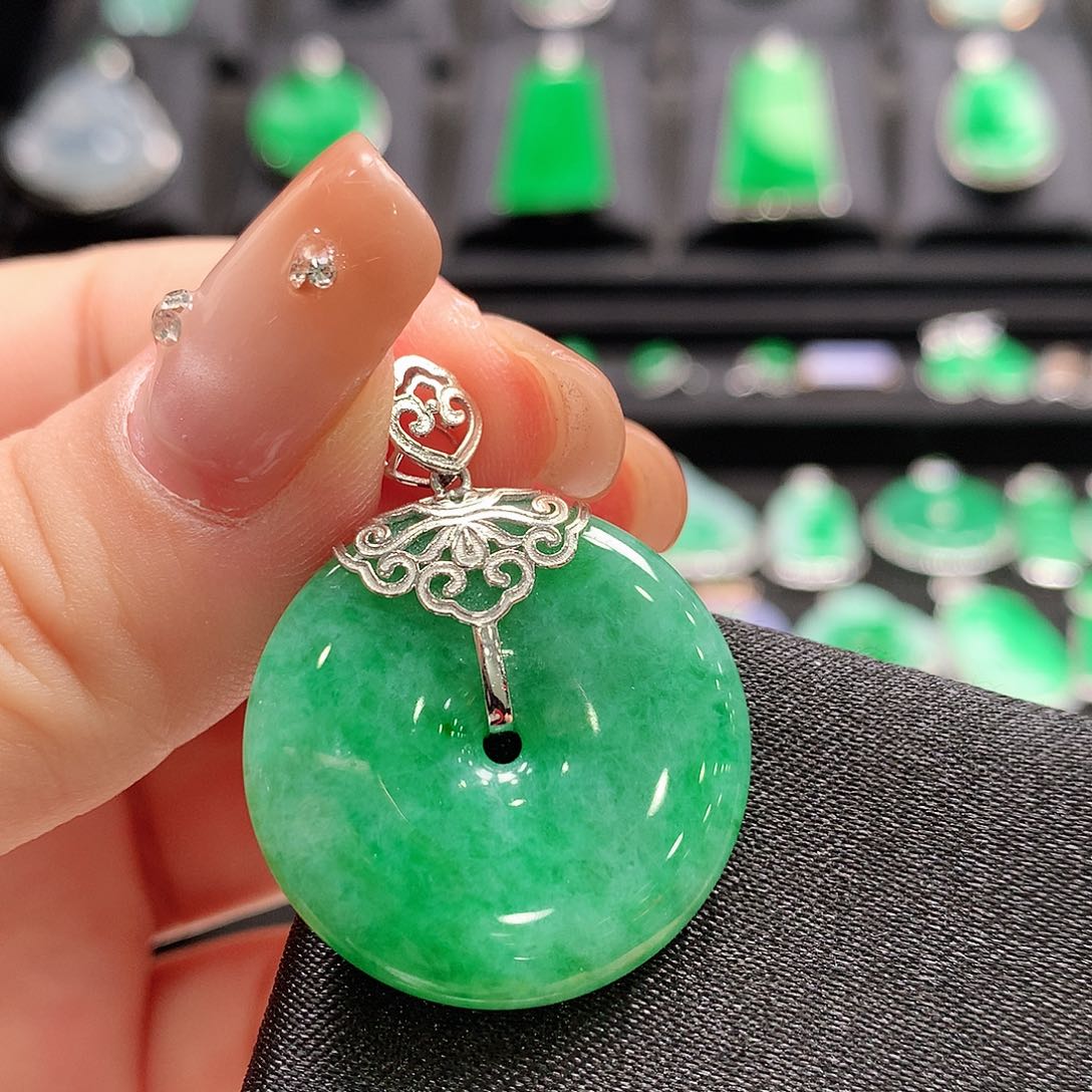 翡翠18K金镶嵌颈饰平安扣