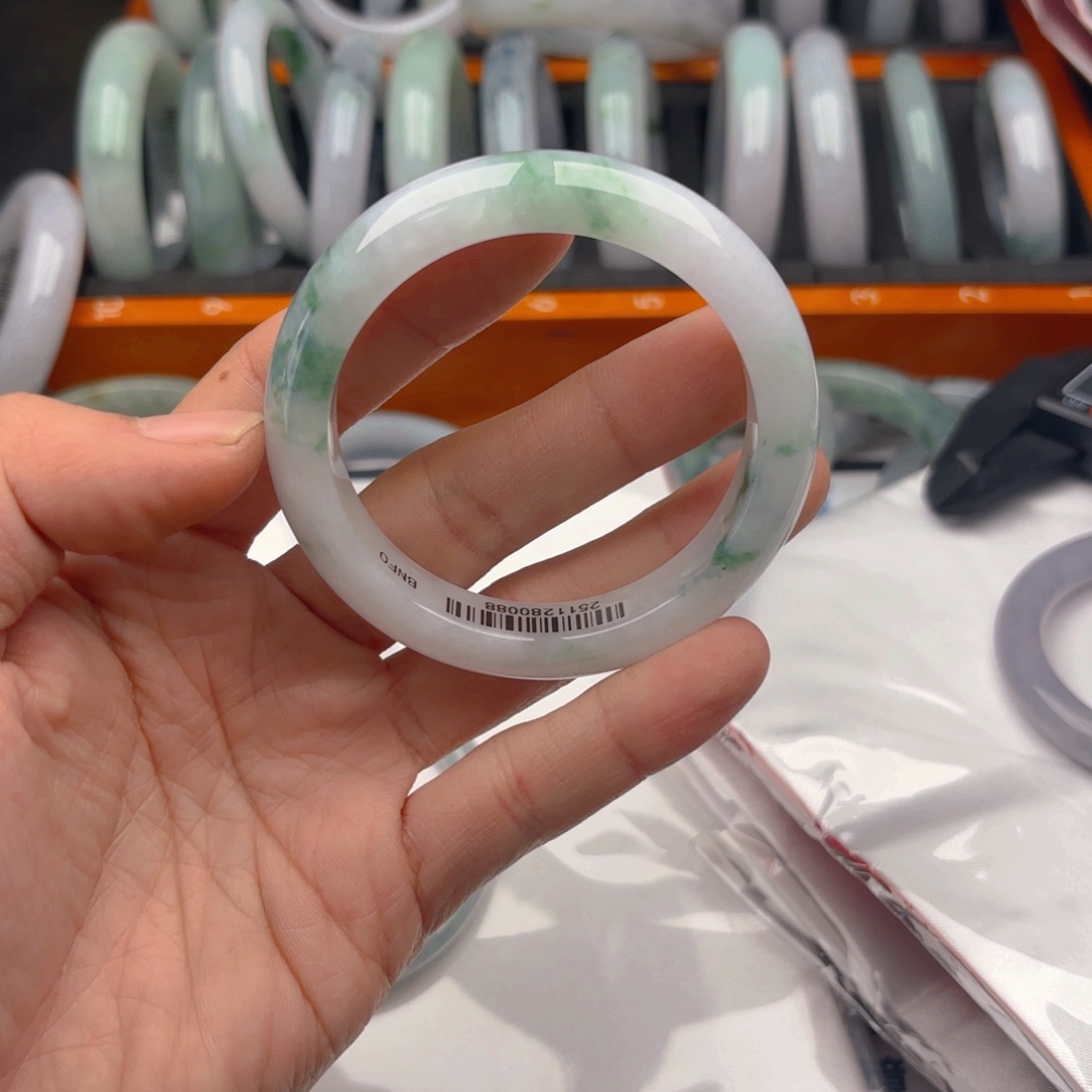 翡翠未镶嵌手镯5556. 77