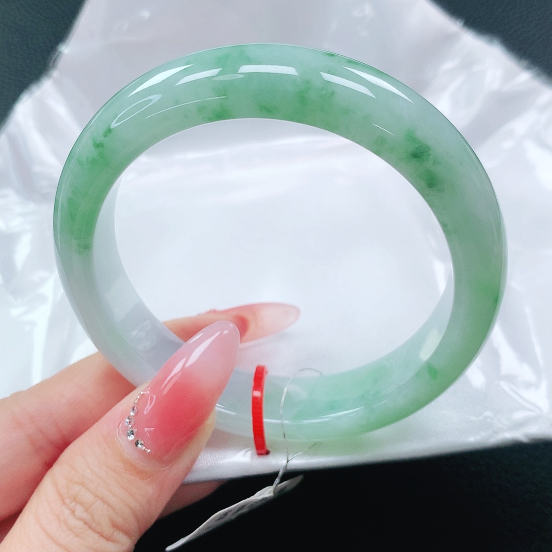 翡翠手镯未镶嵌55圈
