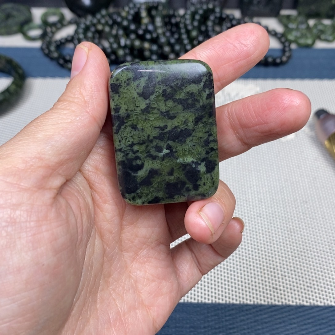 碳***命蛇纹石玉未镶嵌颈饰