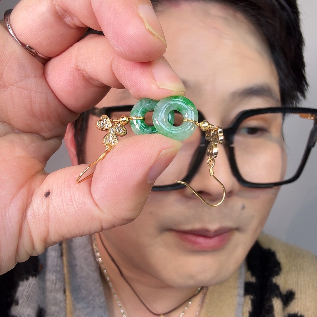 翡翠未镶嵌颈饰一对