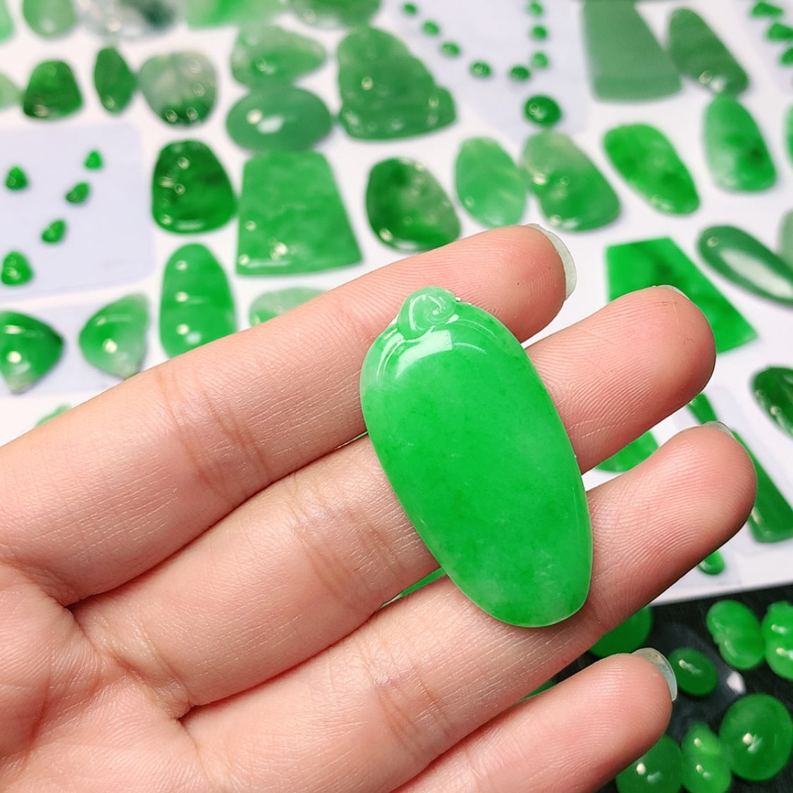 【闪购商品】翡翠颈饰未镶嵌路*甲翡翠