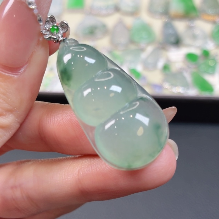 颈饰18K金镶嵌翡翠