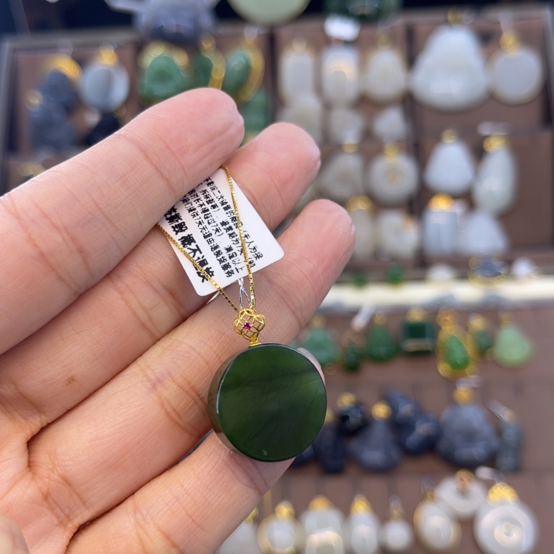 和田玉吊坠18K金镶嵌