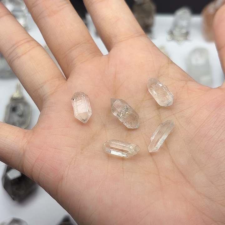 颈饰未镶嵌水晶5颗闪灵钻