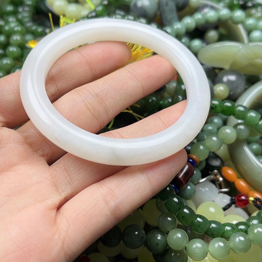 和田玉（白玉）未镶嵌手镯56有棉。