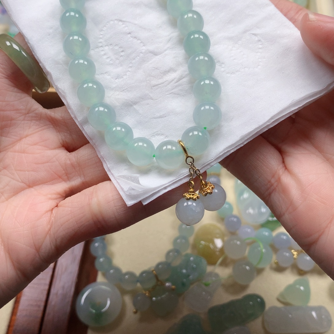 卿***安翡翠未镶嵌颈饰是