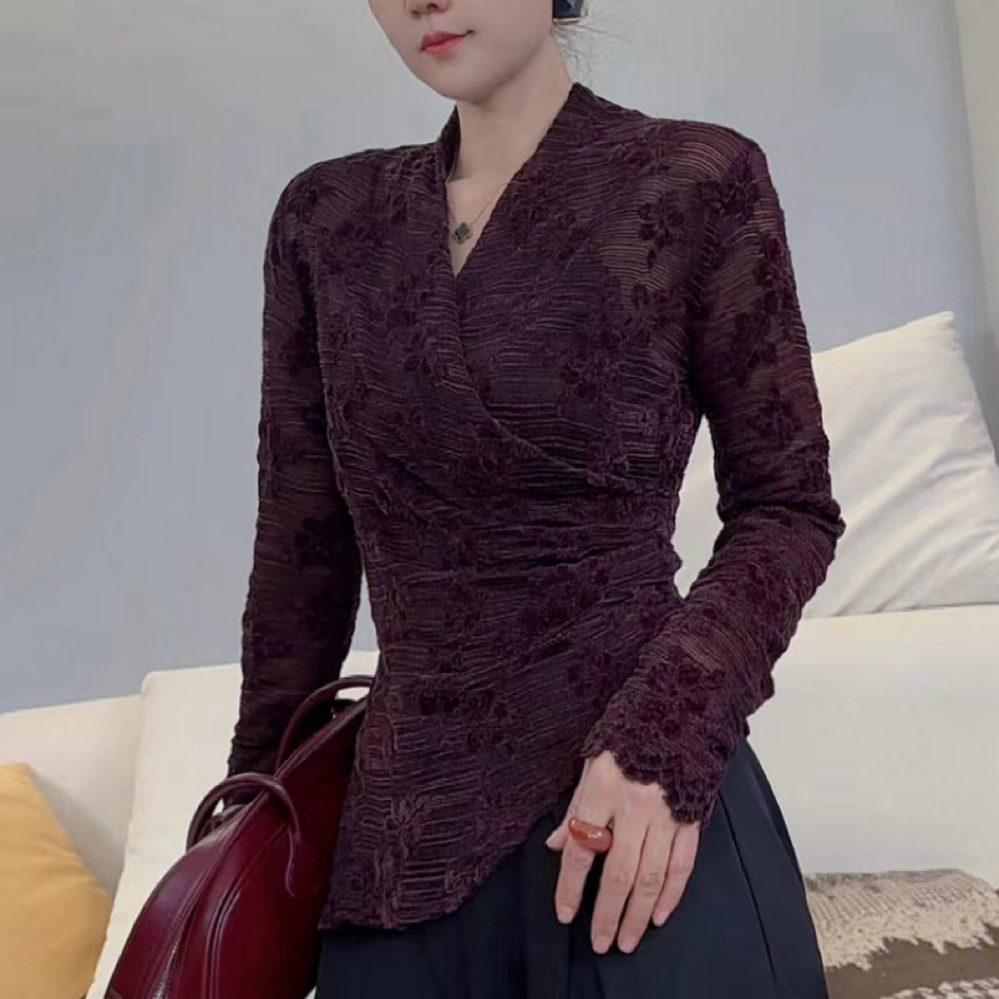 法式气质V领交叉洋气长袖T恤女装今年流行爆款修身显瘦打底衫上衣