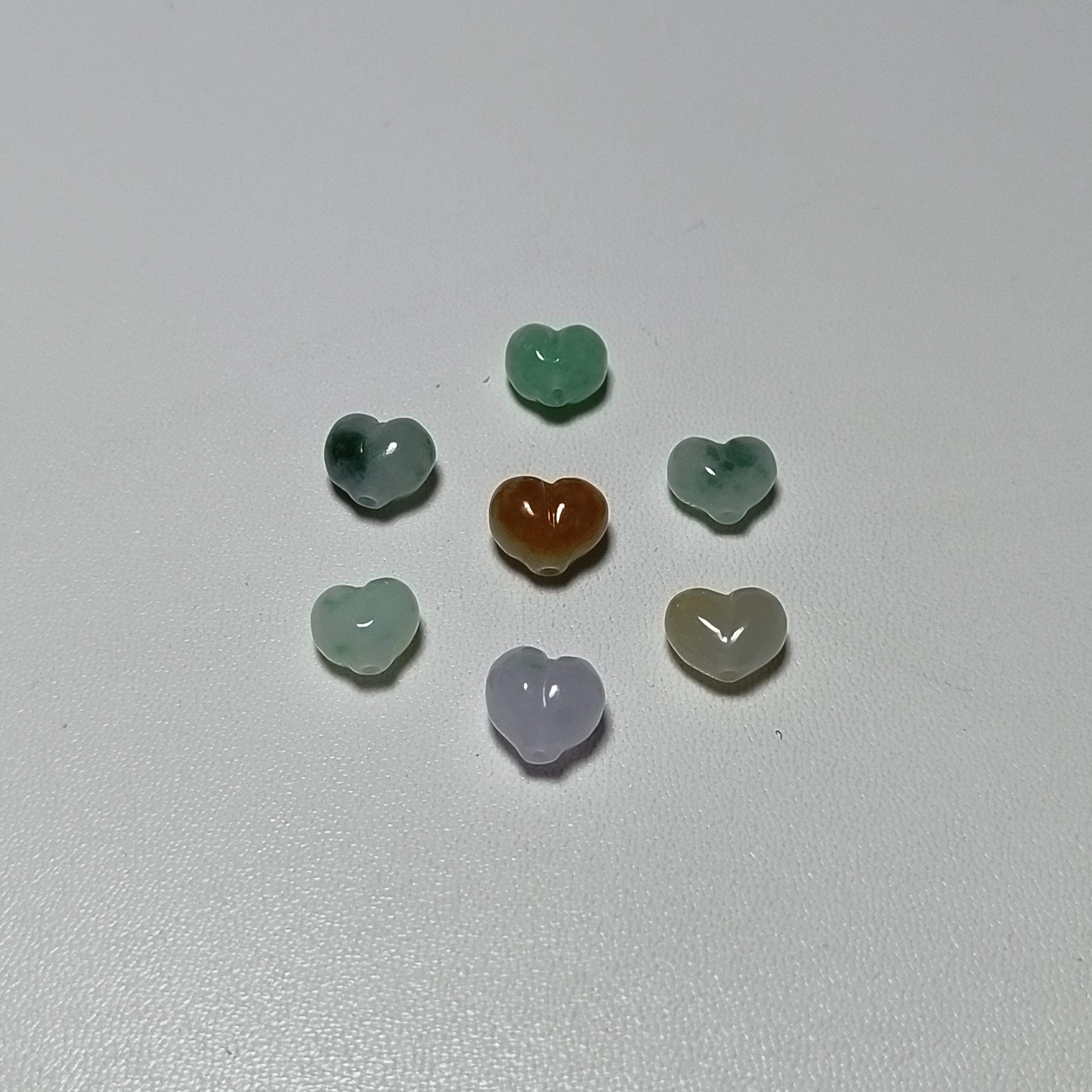 天然翡翠通孔小屁桃一个（约9*8*6）（不接受备注随机发货）