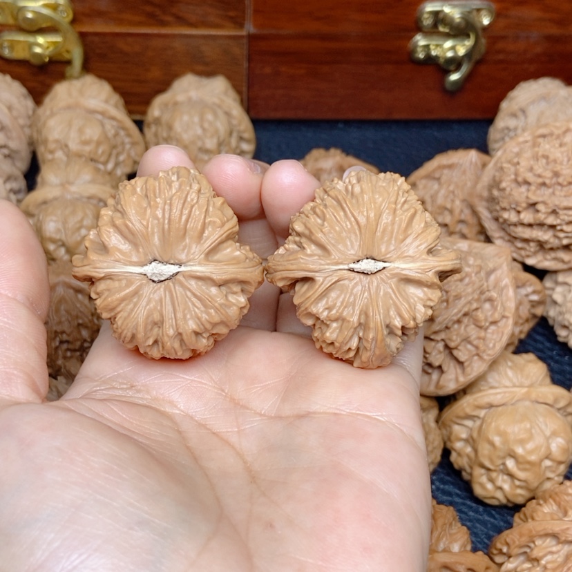 【闪购商品】文玩核桃吊坠刑**歌白狮子40