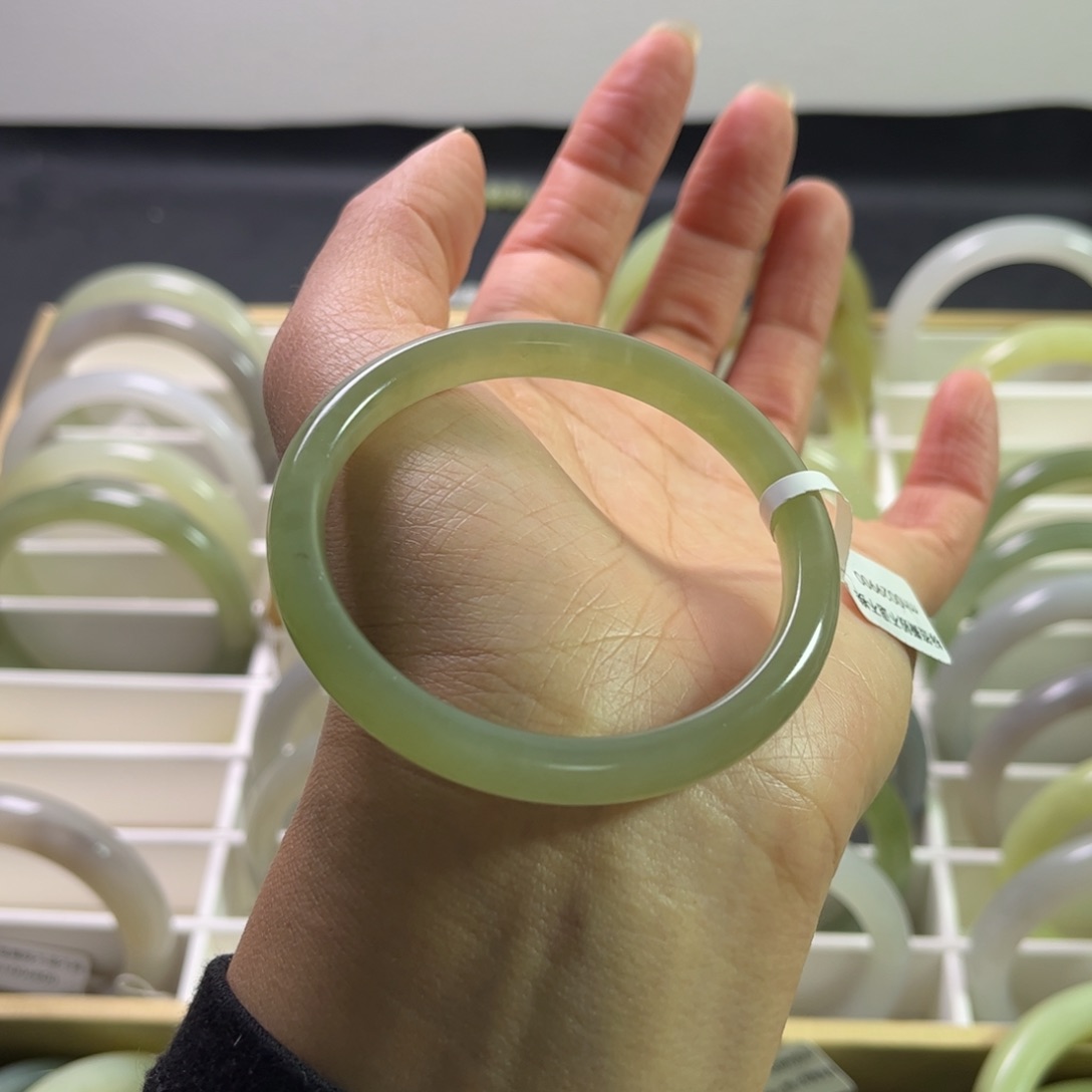 和田玉手镯52.8圈未镶嵌