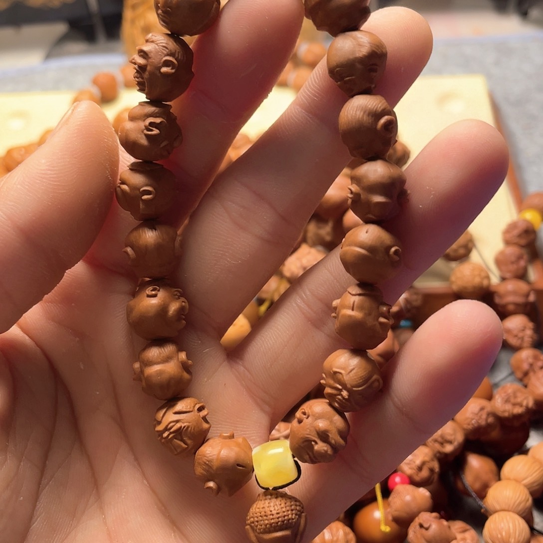 龙纹桃核雕刻怪脸罗汉