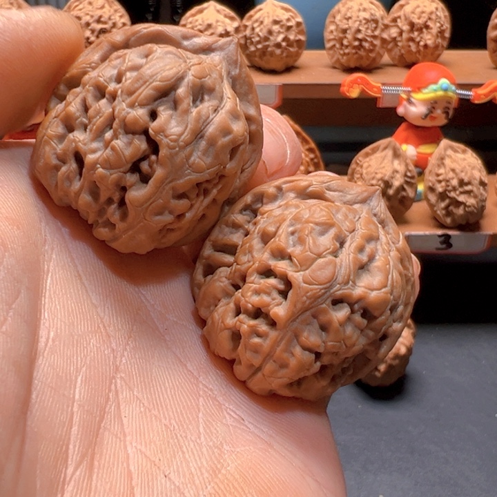 文玩核桃吊坠金字塔落地果非精对