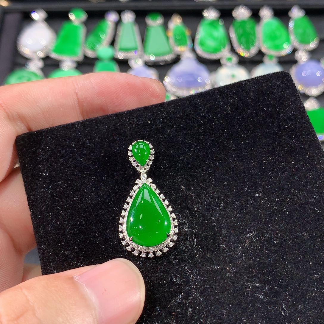 翡翠18K金镶嵌颈饰