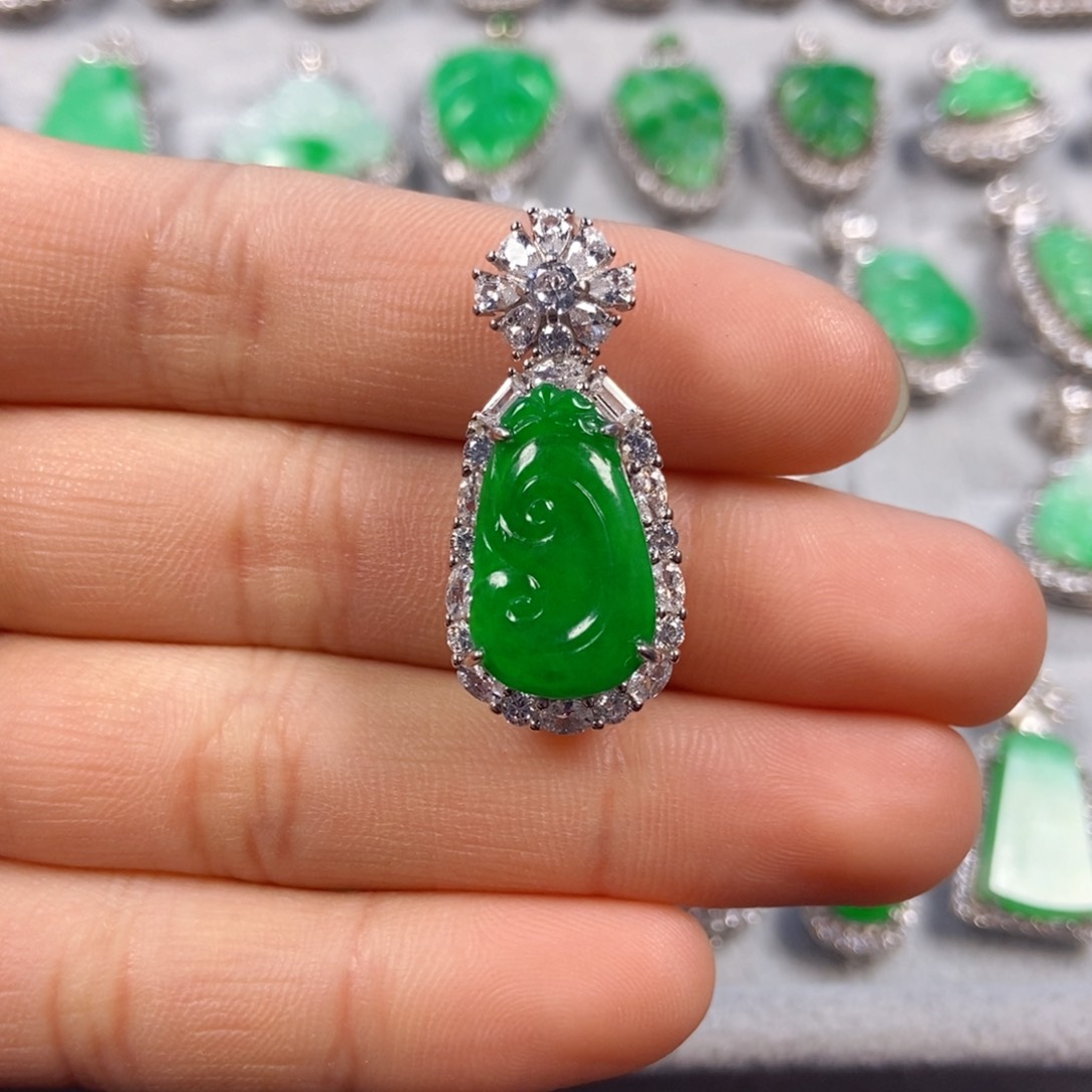 翡翠未镶嵌颈饰如意