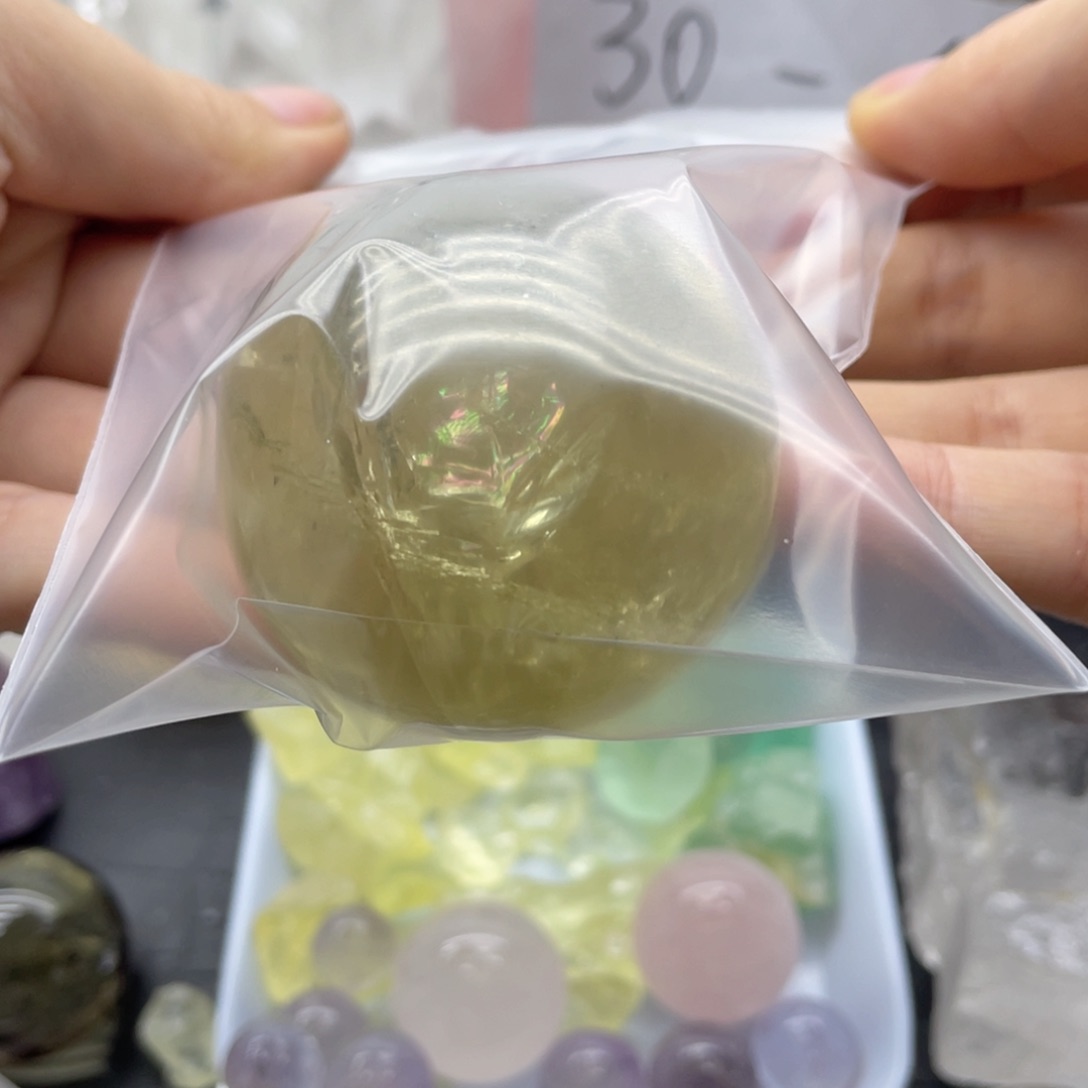 30未镶嵌水晶?****蝶黄水晶球