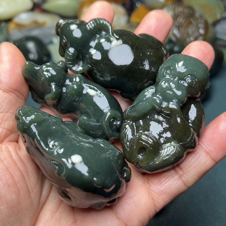 和田玉未镶嵌把件