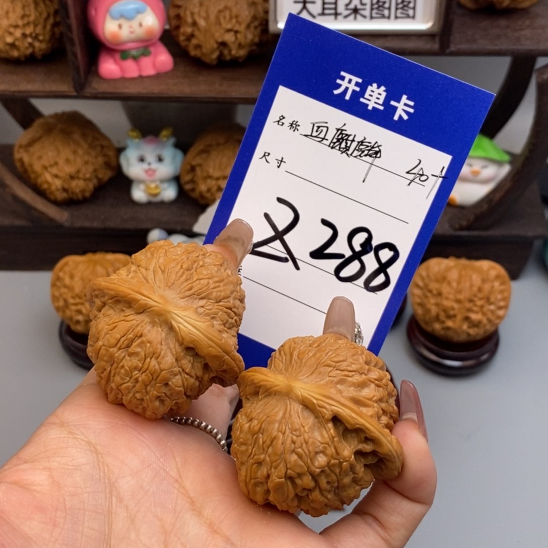 文玩核桃吊坠显*血麒麟