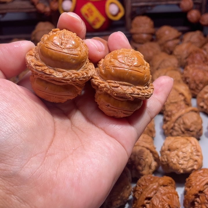 Α****元宝核桃雕刻的金蟾