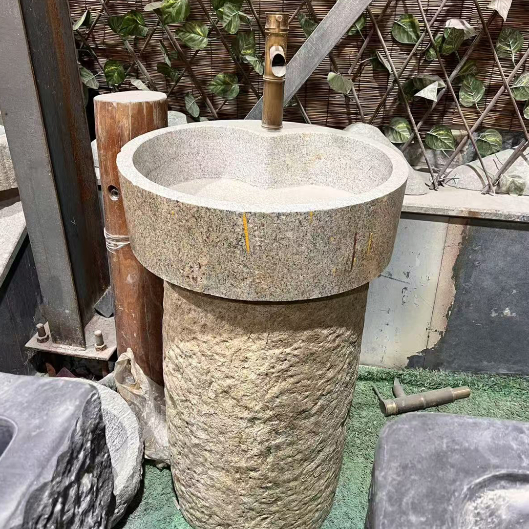 老旧石磨洗手盆庭院