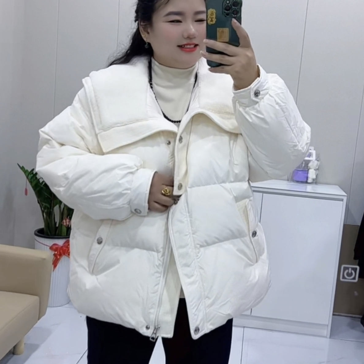 娃娃领减龄短款羽绒服