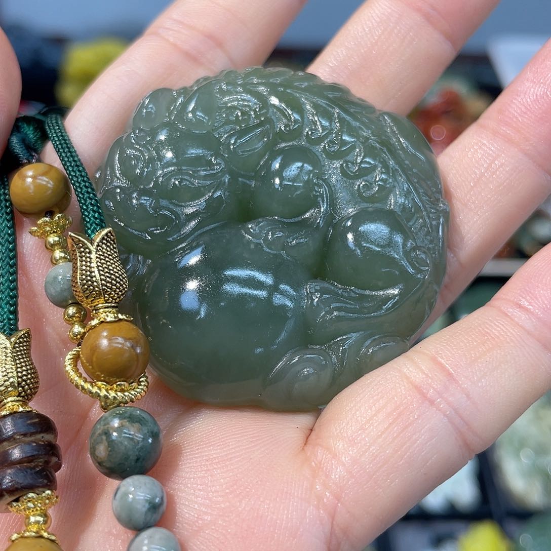 蛇纹石玉未镶嵌颈饰