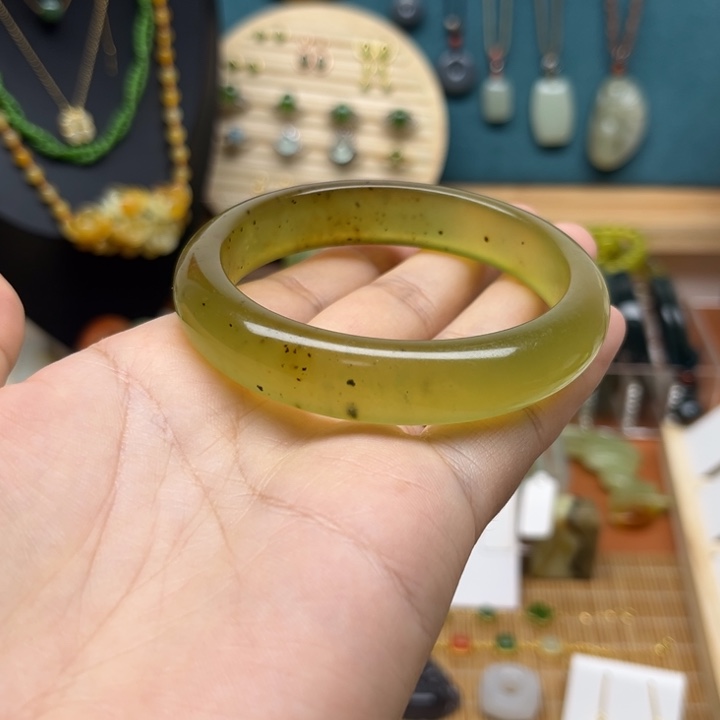 蛇纹石玉未镶嵌手镯