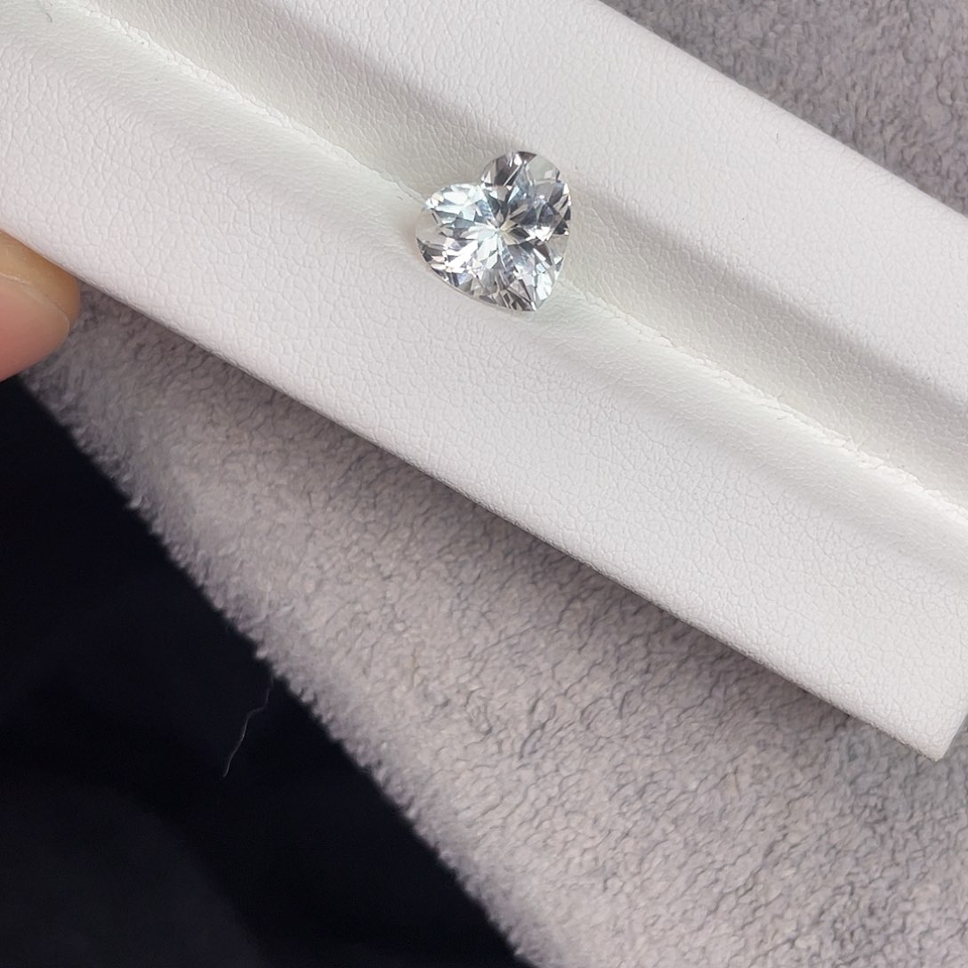 托帕石裸石未镶嵌4.02Ct。