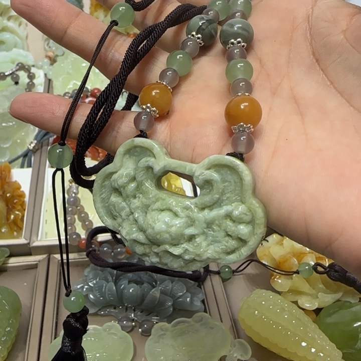 蛇纹石玉吊坠未镶嵌