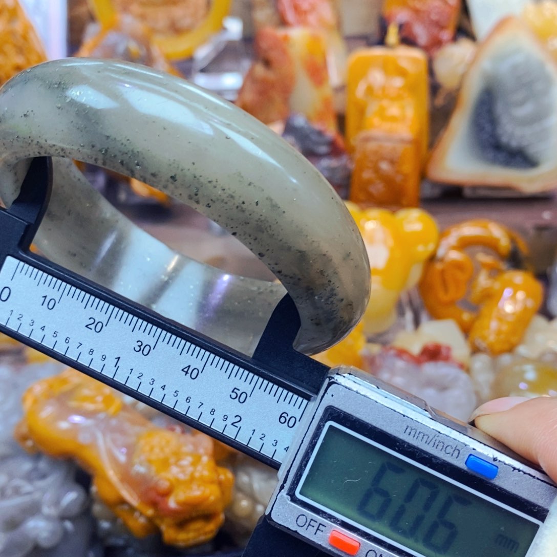 未镶嵌石英质玉（黄龙玉）颈饰