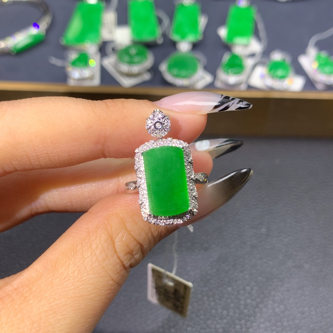 翡翠戒指18K金镶嵌翡翠